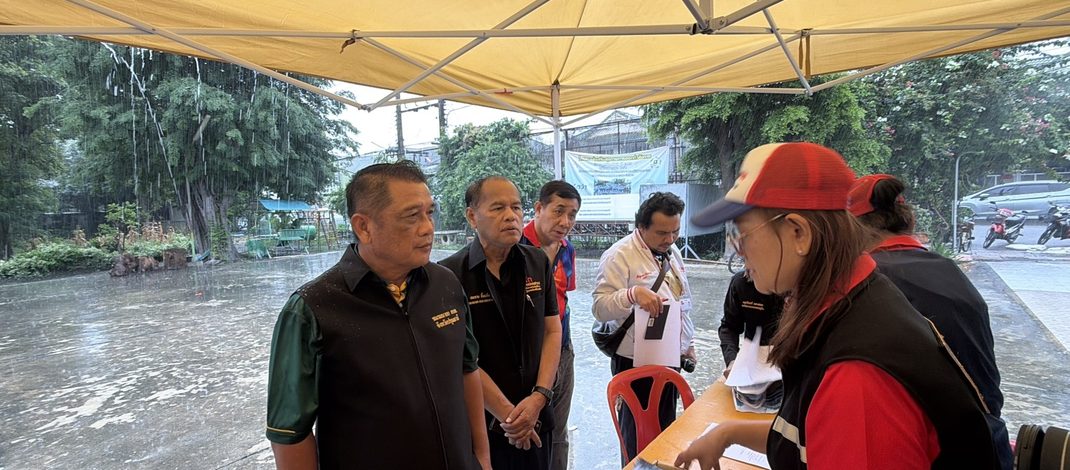 ปทุมธานี บรรยากาศการลงทะเบียนขอรับเงินช่วยเหลือผู้ประสบอุทกภัยคึกคักด้านนายก อบต.โวยการลงทะเบียนผ่านแอปแล้วมาส่งข้อมูลให้ท้องถิ่นเกิดการซับซ้อน