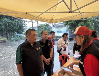 ปทุมธานี บรรยากาศการลงทะเบียนขอรับเงินช่วยเหลือผู้ประสบอุทกภัยคึกคักด้านนายก อบต.โวยการลงทะเบียนผ่านแอปแล้วมาส่งข้อมูลให้ท้องถิ่นเกิดการซับซ้อน