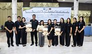 จิตอาสาจังหวัดแม่ฮ่องสอน ร่วมประดิษฐ์ดอกไม้จันทน์ เพื่อร่วมเป็นส่วนหนึ่งในการเตรียมความพร้อมพิธีถวายดอกไม้จันทน์ของประชาชนในส่วนภูมิภาค เนื่องในงานพระราชพิธีถวายพระเพลิงพระบรมศพ สมเด็จพระนางเจ้าสิริกิติ์ พระบรมราชินีนาถ พระบรมราชชนนีพันปีหลวง