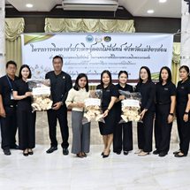 จิตอาสาจังหวัดแม่ฮ่องสอน ร่วมประดิษฐ์ดอกไม้จันทน์ เพื่อร่วมเป็นส่วนหนึ่งในการเตรียมความพร้อมพิธีถวายดอกไม้จันทน์ของประชาชนในส่วนภูมิภาค เนื่องในงานพระราชพิธีถวายพระเพลิงพระบรมศพ สมเด็จพระนางเจ้าสิริกิติ์ พระบรมราชินีนาถ พระบรมราชชนนีพันปีหลวง