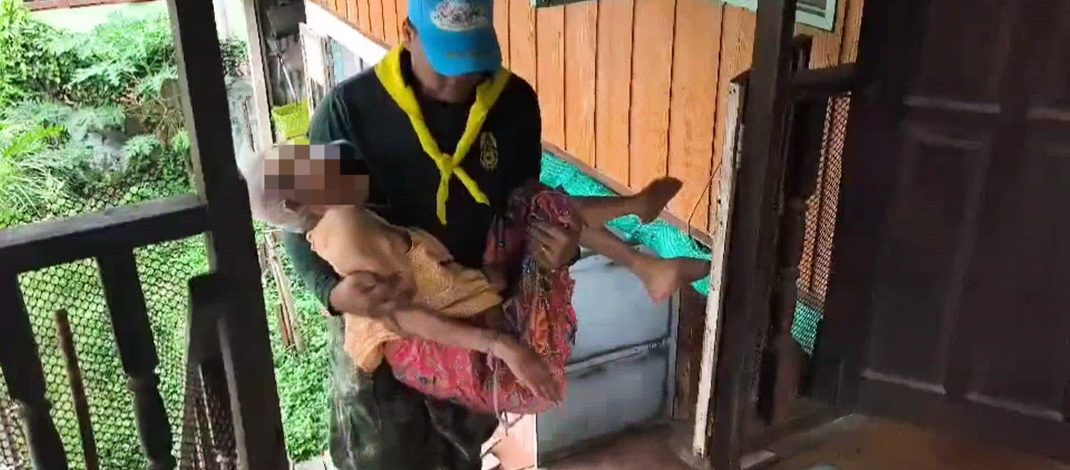 ลพบุรี ทหารเร่งเคลื่อนย้ายผู้ป่วย สิ่งของหนีน้ำหลังฝนตกระดับน้ำเพิ่มสูงขึ้นต่อเนื่อง