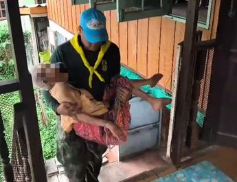 ลพบุรี ทหารเร่งเคลื่อนย้ายผู้ป่วย สิ่งของหนีน้ำหลังฝนตกระดับน้ำเพิ่มสูงขึ้นต่อเนื่อง