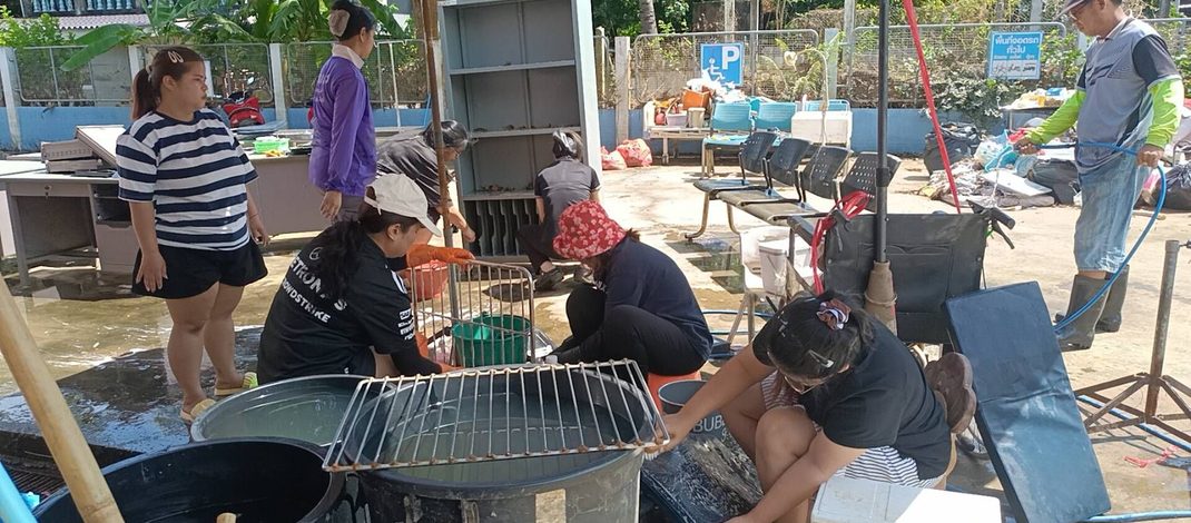 ปราจีนบุรี รพสต.เร่งทำความสะอาดหลังน้ำท่วมก่อนเปิดบริการ