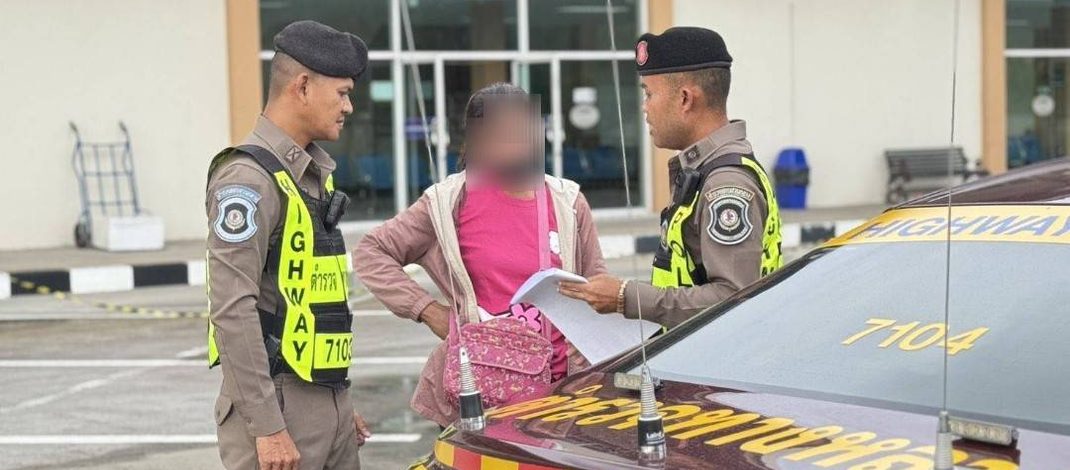 พังงา – ตำรวจทางหลวงจับกุมหญิง ตามหมายจับคดีเกี่ยวข้องบัญชีม้า พบมีหมายจับรวม 7 หมาย ความเสียหายกว่า 5 ล้านบาท