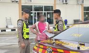 พังงา – ตำรวจทางหลวงจับกุมหญิง ตามหมายจับคดีเกี่ยวข้องบัญชีม้า พบมีหมายจับรวม 7 หมาย ความเสียหายกว่า 5 ล้านบาท