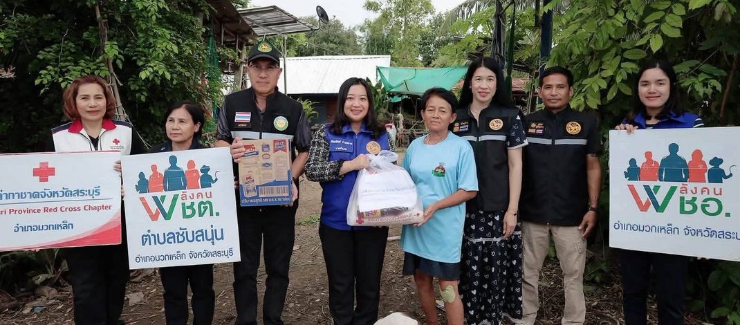 นายอำเภอมวกเหล็กประสานมือ ร่วม อสค. มอบนมไทย-เดนมาร์ดแก่ผู้ประสบภัยน้ำหลาก