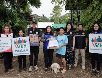 นายอำเภอมวกเหล็กประสานมือ ร่วม อสค. มอบนมไทย-เดนมาร์ดแก่ผู้ประสบภัยน้ำหลาก