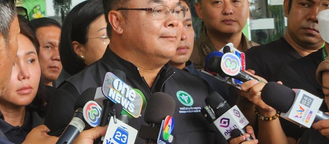 กาญจนบุรี – อัปเดตศูนย์พักพิงฯ อำเภอท่าม่วง คัดกรองผู้พักพิงพบกลุ่มอาการระดับเหลือง 5 ราย ส่งเข้ารับการรักษาต่อ ขณะที่การดำเนินการเกี่ยวกับข้อร้องเรียนและข้อกล่าวหาต่าง ๆ อยู่ระหว่างการตรวจสอบ โดยกองปราบปรามเป็นหน่วยงานที่รับผิดชอบการสอบสวน ขณะที่ สภ.ท่าม่วง เตรียมเจ้าหน้าที่รองรับการแจ้งความเพิ่มเติม