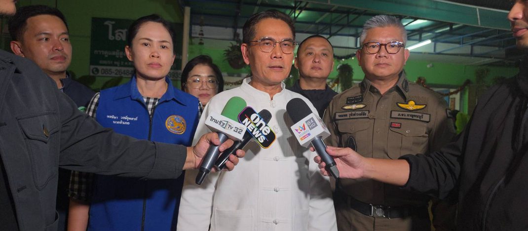 กาญจนบุรี : กรมสนับสนุนบริการสุขภาพ (สบส.) มีคำสั่งปิดศูนย์พักพิงดูแลผู้สูงอายุหรือผู้มีภาวะพึ่งพิงแห่งหนึ่งในพื้นที่อำเภอท่าม่วง จังหวัดกาญจนบุรี เนื่องจากตรวจสอบพบการกระทำความผิดหลายประการ ซึ่งเข้าข่ายเป็นกรณีที่สามารถดำเนินการปิดสถานประกอบการตามมาตรา 28 และเป็นการกระทำที่กระทบต่อศีลธรรมอันดีของประชาชน นั้น