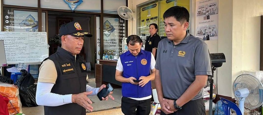 ปราจีนบุรี รษก.ผวจ.ปราจีนฯ ลุยน้ำท่วมบ้านสร้าง สั่งเร่งช่วยผู้ประสบภัยเมินดราม่าย้ายด่วนนายอำเภอ ขณะภาคประชาชนปลุกมวลชนพายเรือบุกศาลากลางป้อง “คนดีถูกรังแก”