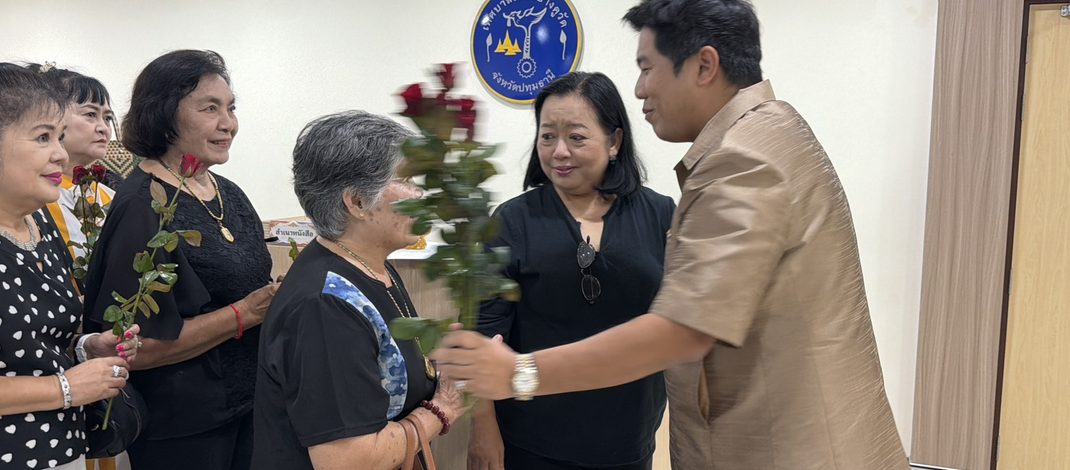 ปทุมธานี นายกบางคูวัดยันเอาผิดถึงที่สุด! หลังอดีตพนักงานชักปืนยิงขึ้นฟ้า 2 นัดกลางงานศพ ชาวบ้าน–ข้าราชการแห่มอบดอกไม้ให้กำลังใจ