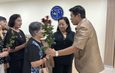 ปทุมธานี นายกบางคูวัดยันเอาผิดถึงที่สุด! หลังอดีตพนักงานชักปืนยิงขึ้นฟ้า 2 นัดกลางงานศพ ชาวบ้าน–ข้าราชการแห่มอบดอกไม้ให้กำลังใจ