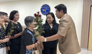 ปทุมธานี นายกบางคูวัดยันเอาผิดถึงที่สุด! หลังอดีตพนักงานชักปืนยิงขึ้นฟ้า 2 นัดกลางงานศพ ชาวบ้าน–ข้าราชการแห่มอบดอกไม้ให้กำลังใจ