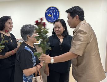 ปทุมธานี นายกบางคูวัดยันเอาผิดถึงที่สุด! หลังอดีตพนักงานชักปืนยิงขึ้นฟ้า 2 นัดกลางงานศพ ชาวบ้าน–ข้าราชการแห่มอบดอกไม้ให้กำลังใจ