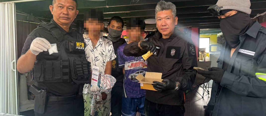 ถึงเวลาปราบปรามขยะสังคม! รองจ๋อนำทีมบุกทลายเครือข่ายยา รวบ “บังดำ” หัวจ่ายชื่อดังย่านประเวศพร้อมผู้ร่วมขบวนการ