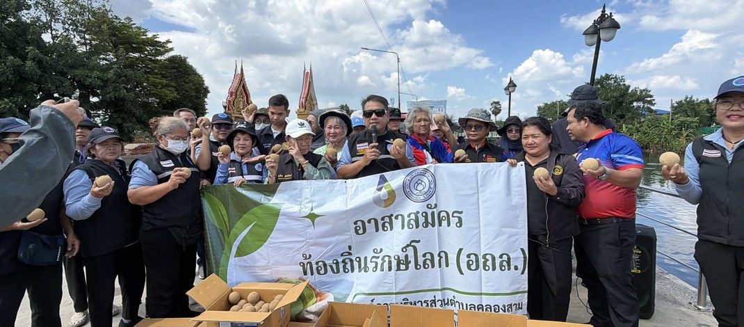 ปทุมธานี คลองสามน้ำเริ่มเน่ามีสีดำส่งกลิ่นเหม็น อบต. เร่งนำอีเอ็มเพื่อป้องกันน้ำเน่าเสีย ในขณะที่นายก อบต. โวยอีกขอให้รัฐบาลเร่งอนุมัติเงินเยียวยาน้ำท่วมเพราะพื้นที่คลองสามประกาศภัยพิบัติทั้งตำบล