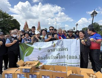 ปทุมธานี คลองสามน้ำเริ่มเน่ามีสีดำส่งกลิ่นเหม็น อบต. เร่งนำอีเอ็มเพื่อป้องกันน้ำเน่าเสีย ในขณะที่นายก อบต. โวยอีกขอให้รัฐบาลเร่งอนุมัติเงินเยียวยาน้ำท่วมเพราะพื้นที่คลองสามประกาศภัยพิบัติทั้งตำบล