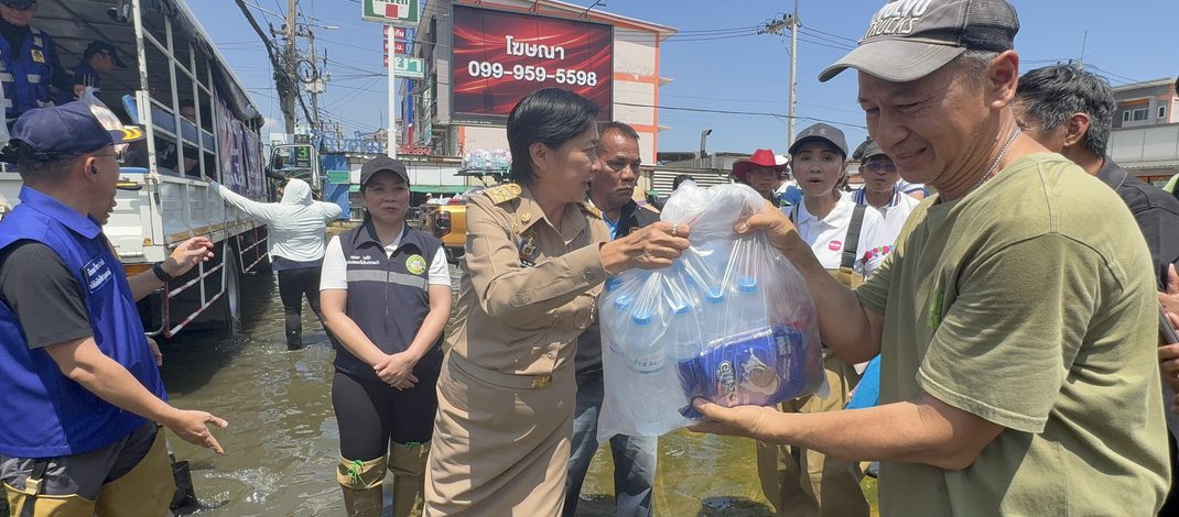 ปทุมธานี ผู้ว่าฯ ปทุมฯ ลุยหมู่บ้านรินทร์ทอง น้ำท่วมขังกว่า 10 วัน เร่งสูบระบาย–แจกถุงยังชีพ ชาวบ้านลำบากน้ำดำเหม็น