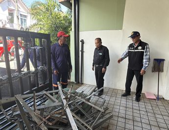 ปทุมธานี เทศบาลเมืองลาดสวายเร่งเก็บขยะที่ถูกน้ำท่วมเสียหายหลังน้ำเริ่มลดระดับในขณะเดี่ยวกันยังคงเตรียมป้องกัน24ช.ม.หลังพายุจะมาอีก