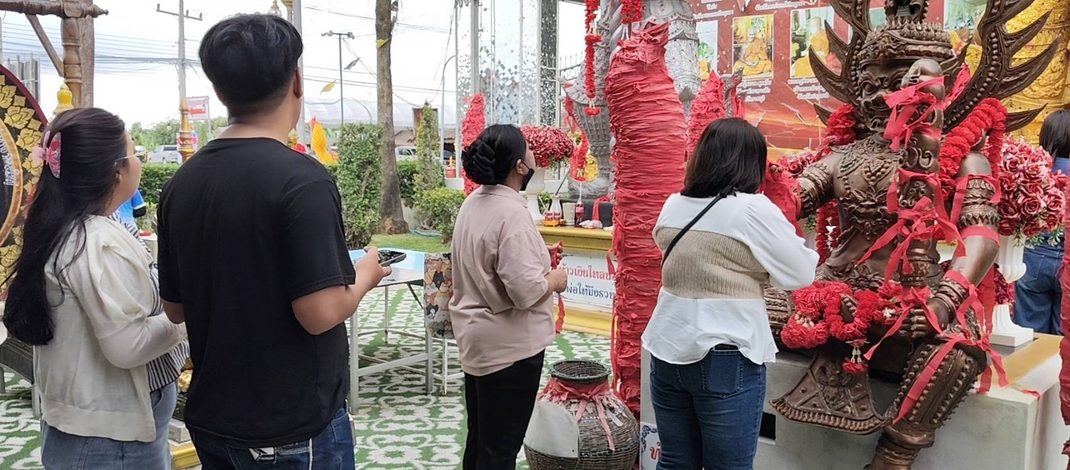 ปทุมธานี เฮงรับทรัพย์! เจ้าของร้านแจ่วฮ้อนแก้บนท้าวเวสฯ หลังสมหวังปลดหนี้หลักแสน สาวสระบุรีรับโชคก้อนโต