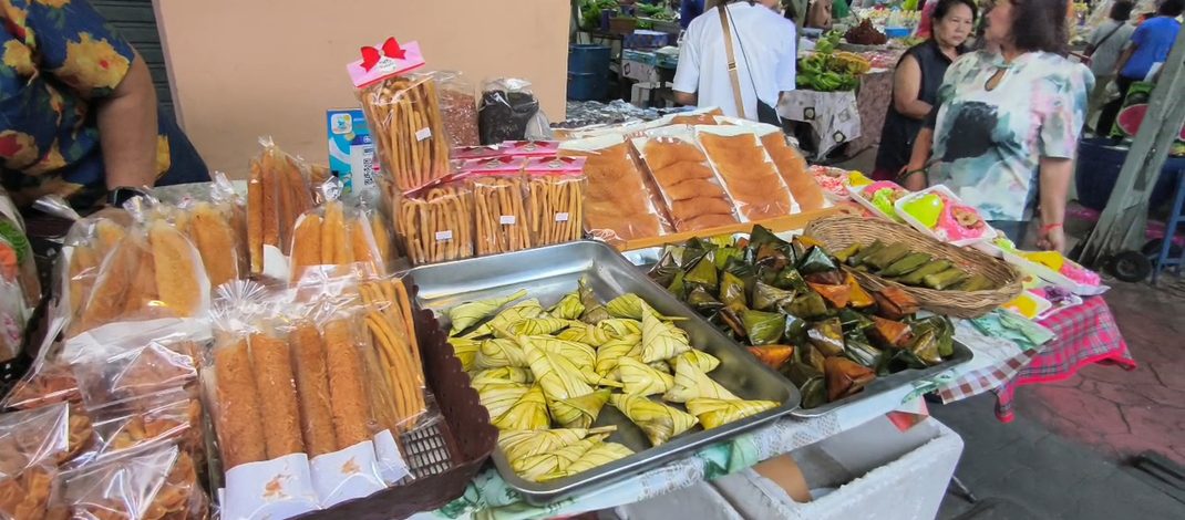 พังงา – ตลาดเช้าเมืองพังงาสุดคึกคัก ประชาชนแห่ซื้ออาหาร-ขนมเดือนสิบ เตรียมทำบุญวันส่งตายายสารทเดือนสิบ