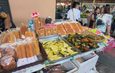 พังงา – ตลาดเช้าเมืองพังงาสุดคึกคัก ประชาชนแห่ซื้ออาหาร-ขนมเดือนสิบ เตรียมทำบุญวันส่งตายายสารทเดือนสิบ