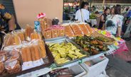 พังงา – ตลาดเช้าเมืองพังงาสุดคึกคัก ประชาชนแห่ซื้ออาหาร-ขนมเดือนสิบ เตรียมทำบุญวันส่งตายายสารทเดือนสิบ