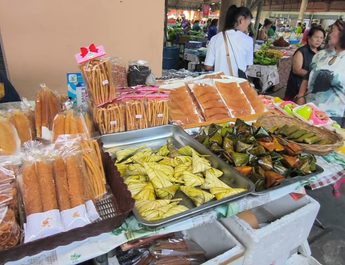 พังงา – ตลาดเช้าเมืองพังงาสุดคึกคัก ประชาชนแห่ซื้ออาหาร-ขนมเดือนสิบ เตรียมทำบุญวันส่งตายายสารทเดือนสิบ