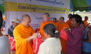 ปทุมธานี รวมพลังแบ่งปัน วัดพระธรรมกายส่งถุงยังชีพถึงมือผู้ประสบภัยอุทัยธานี