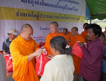 ปทุมธานี รวมพลังแบ่งปัน วัดพระธรรมกายส่งถุงยังชีพถึงมือผู้ประสบภัยอุทัยธานี