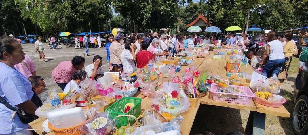 พังงา ประชาชนเข้าวัดทำบุญวันสารทเดือนสิบ สืบสานประเพณีเก่าแก่ พร้อมร่วมประเพณีชิงเปรต