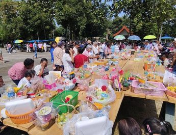 พังงา ประชาชนเข้าวัดทำบุญวันสารทเดือนสิบ สืบสานประเพณีเก่าแก่ พร้อมร่วมประเพณีชิงเปรต