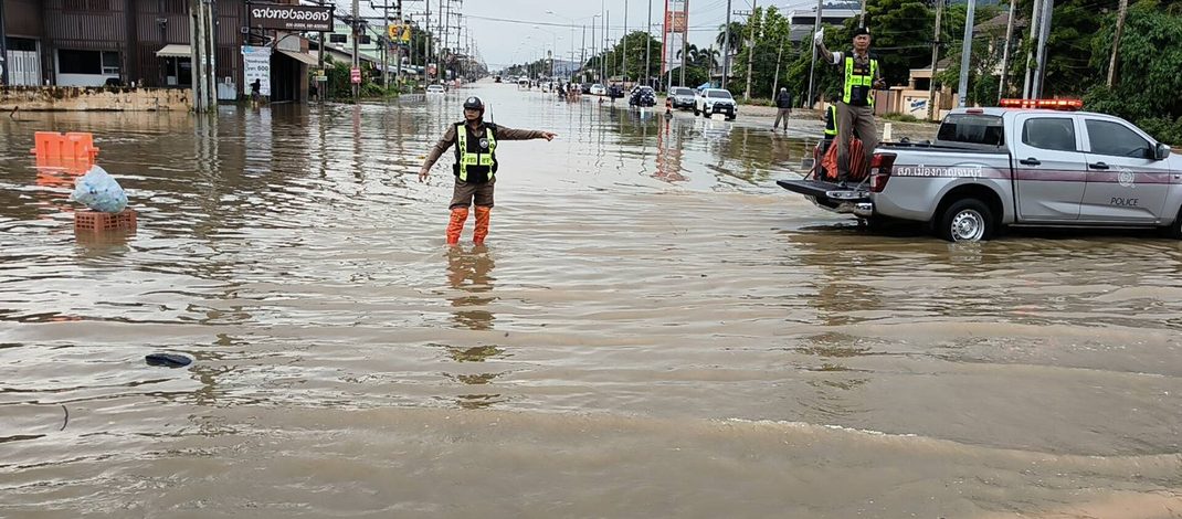 กาญจนบุรี : สะพานแยกวังสารภีน้ำท่วมหนักติดยาวเป็นกิโล จนท.ตำรวจจราจรกาญจน์ จนท.ทางหลวง เร่งอำนวยความสะดวกด้านการจราจร หลังฝนกระหน่ำท่วมถนนหลายเส้นทางน้ำเข้าจอดตาย แนะอย่าเข้าใกล้เสาไฟฟ้า หวั่นมีกระแสไฟรั่ว