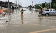 กาญจนบุรี : สะพานแยกวังสารภีน้ำท่วมหนักติดยาวเป็นกิโล จนท.ตำรวจจราจรกาญจน์ จนท.ทางหลวง เร่งอำนวยความสะดวกด้านการจราจร หลังฝนกระหน่ำท่วมถนนหลายเส้นทางน้ำเข้าจอดตาย แนะอย่าเข้าใกล้เสาไฟฟ้า หวั่นมีกระแสไฟรั่ว