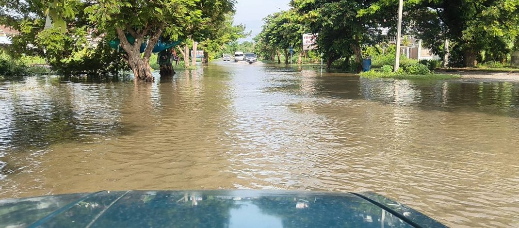 กาญจนบุรี : ฝนตก 3 ชั่วโมง ท่วมทั้งเมือง ระดับน้ำบางจุดเกิน 1 เมตร ผู้ว่าฯ พร้อมรอง แยกลงพื้นที่บัญชาการ 24 ชั่วโมง สถานการณ์เข้าสู่ภาวะปกติ ร้านค้าเริ่มเปิดได้บอกเกิดอะไรขึ้นไม่เคยเจอเปิดมา 40 ปี