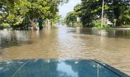 กาญจนบุรี : ฝนตก 3 ชั่วโมง ท่วมทั้งเมือง ระดับน้ำบางจุดเกิน 1 เมตร ผู้ว่าฯ พร้อมรอง แยกลงพื้นที่บัญชาการ 24 ชั่วโมง สถานการณ์เข้าสู่ภาวะปกติ ร้านค้าเริ่มเปิดได้บอกเกิดอะไรขึ้นไม่เคยเจอเปิดมา 40 ปี