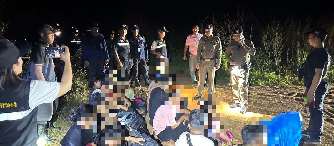 กาญจนบุรี : สังขละบุรี จับ 14 แรงงานพม่าข้ามแดนซุกป่ารอรถมารับ สุดท้ายไม่รอด