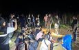 กาญจนบุรี : สังขละบุรี จับ 14 แรงงานพม่าข้ามแดนซุกป่ารอรถมารับ สุดท้ายไม่รอด