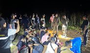 กาญจนบุรี : สังขละบุรี จับ 14 แรงงานพม่าข้ามแดนซุกป่ารอรถมารับ สุดท้ายไม่รอด