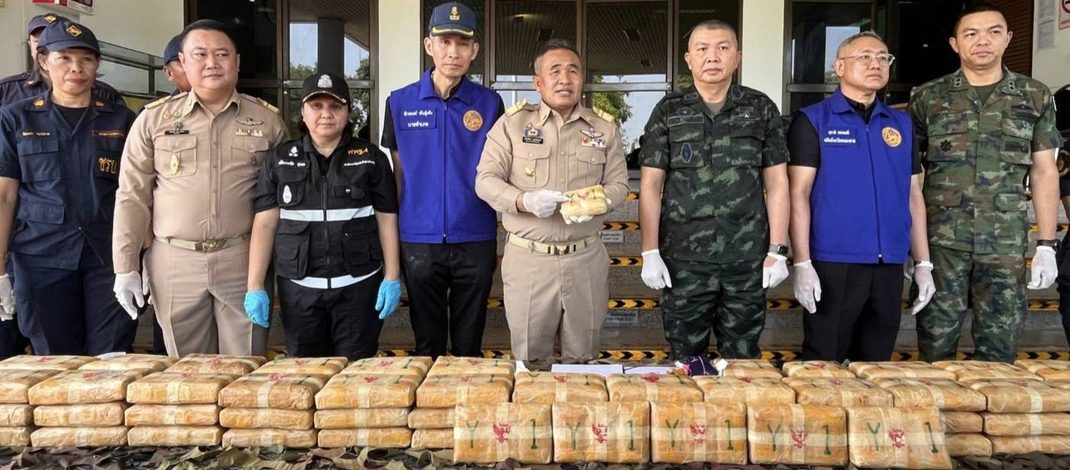 กกล.สุรศักดิ์มนตรี ร่วมหน่วยงานความมั่นคง แถลงผลการตรวจยึดยาบ้าเกือบ 6 แสนเม็ด คาริมโขงบ้าน