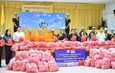 วัดพระธรรมกาย–มูลนิธิธรรมกาย ผนึกกำลัง ตชด.ภาค 1–อำเภอหนองเสือ มอบถุงยังชีพ 500 ชุด ช่วยผู้ประสบอุทกภัยกลุ่มเปราะบาง