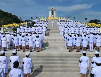 ลพบุรี จังหวัดลพบุรีร่วมกับศูนย์การทหารปืนใหญ่ค่ายภูมิพลจัดพิธีวางพวงมาลาวันนวมินทรมหาราช