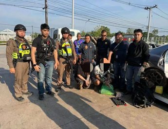 ตำรวจหนองคายจับกุมผู้ต้องหาตามหมายจับคดีอาวุธปืน หลังหลบหนีจากนนทบุรี พบแฟนสาวร่วมเดินทางด้วย