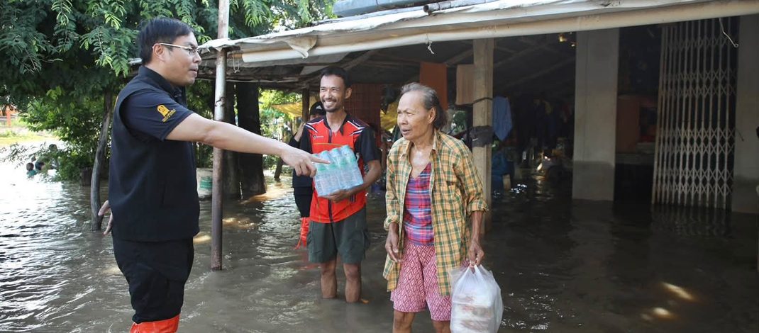 กาญจนบุรีฝนตกหนักข้ามคืน น้ำท่วมหลายจุด ถนนพัฒนาการจมบาดาล ชาวบ้านจี้เร่งแก้ปัญหาระบายน้ำ