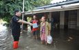 กาญจนบุรีฝนตกหนักข้ามคืน น้ำท่วมหลายจุด ถนนพัฒนาการจมบาดาล ชาวบ้านจี้เร่งแก้ปัญหาระบายน้ำ