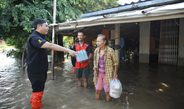 กาญจนบุรีฝนตกหนักข้ามคืน น้ำท่วมหลายจุด ถนนพัฒนาการจมบาดาล ชาวบ้านจี้เร่งแก้ปัญหาระบายน้ำ