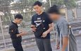 คอมมานโดจับ “อ้น สระบุรี” วัย 21 ปี ตามหมายจับคดีบัญชีม้า ผู้เสียหายโอนเงินซื้อสินค้าเกือบ 2 แสนบาท เจ้าตัวอ้างเปิดบัญชีให้เพื่อน ได้ค่าจ้าง 1,000 บาท