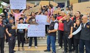 ปทุมธานี ชาวบ้านกว่า 30 รายถือป้ายให้กำลังใจนายก อบต. และเจ้าหน้าที่อบต. หลังเกิดดราม่าพรรคดังเตรียมยกขบวนจี้เรื่องเงินเยียวยาน้ำท่วม