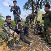 กาญจนบุรี : ไม่เข็ดหลาบ เพราะทองคำมันมีราคาดี! จนท.อุทยานฯทองผาภูมิ ร่วม ตชด.ขึ้นรถลงเรือเดินลุยป่าเขาบุกจับแก๊งลักลอบร่อนแร่ทองคำ ตะครุบได้ 1 อีก 3 รายอาศัยความมืดและชำนาญเส้นหลบหนีไปได้ จ่อคุกหลายข้อหา