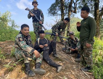 กาญจนบุรี : ไม่เข็ดหลาบ เพราะทองคำมันมีราคาดี! จนท.อุทยานฯทองผาภูมิ ร่วม ตชด.ขึ้นรถลงเรือเดินลุยป่าเขาบุกจับแก๊งลักลอบร่อนแร่ทองคำ ตะครุบได้ 1 อีก 3 รายอาศัยความมืดและชำนาญเส้นหลบหนีไปได้ จ่อคุกหลายข้อหา